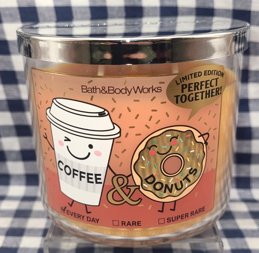 TOTALMENTE NUEVO Vela de 3 Mechas Café y Donuts 25-45 Horas 14 OZ Baño y Cuerpo Funciona Foto 1 de 1