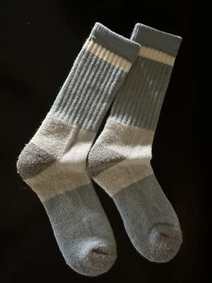 Cálido Acogedor Azul y Gris Un Par de Calcetines Lana Talla Única Nuevo Sin Etiquetas Foto 1 de 4