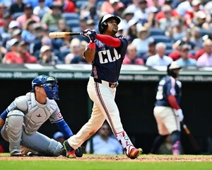 Jose Ramirez beobachtet seinen Hit Cleveland Guardians 8 x 10 MLB Baseball Foto - Bild 1 von 1