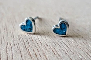 Diminutos pendientes de plata esterlina con astillas azul turquesa de 4x5 mm con incrustaciones de corazón - Imagen 1 de 3