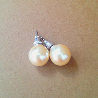 Pendientes clásicos de perlas enchapados en plata diseño danés peregrino tamaño de unos 10 mm Foto 1 de 4