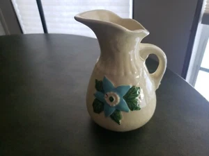Vintage Rumpf Elfenbein Keramik Milchkännchen Blau & Grün Geprägte Blumen USA 6-6 - Bild 1 von 9