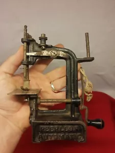 Antigua máquina de coser Smith & Egge Peerless automática para niños de hierro fundido de 1896 difícil de encontrar - Imagen 1 de 13