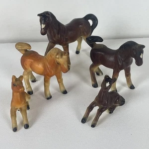 Miniatur Pferd Keramik Konvolut 5 Fohlen liegend, Hengste Markenlos braun - Bild 1 von 6