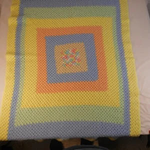 Gehäkelte Babydecke Pastell Orange/Blau/Gelb Afghan Überwurf 50" × 35" - Bild 1 von 4