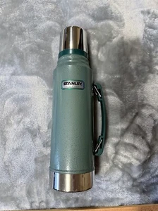 STANLEY THERMOSKANNE CLASSIC VAKUUMFLASCHE GRÜN MIT GRIFF / BECHERDECKEL / SCHRAUBVERSCHLUSS - Bild 1 von 10