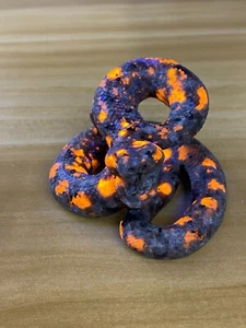 1 pieza Natural Yooperlite Serpiente Calavera Tallada Cuarzo Cristal Reiki Regalo de Curación - Imagen 1 de 12