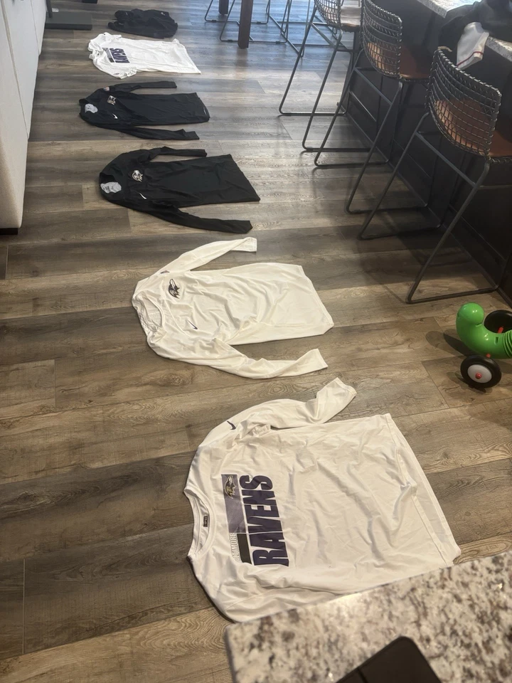 Equipo Nike emitido por el equipo NFL Baltimore Ravens, XXL, 5 tops, 1 pantalón corto Foto 1 de 4