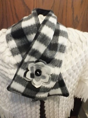 Bufanda polar reciclada reutilizada hecha a mano negra blanca cierre a presión Foto 1 de 2