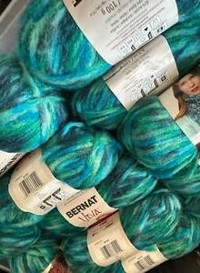 LOT of 2 BERNAT VIVA in TEAL bulky brushed yarn 3.5oz 85yds - Picture 1 of 6