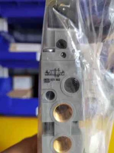 1 Stück AVENTICS 0820023502 Pneumatikventil - Bild 1 von 3