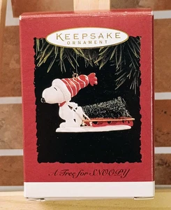 Hallmark Keepsake Peanuts A Tree For Snoopy Ornament 1996 trineo rojo Navidad - Imagen 1 de 2