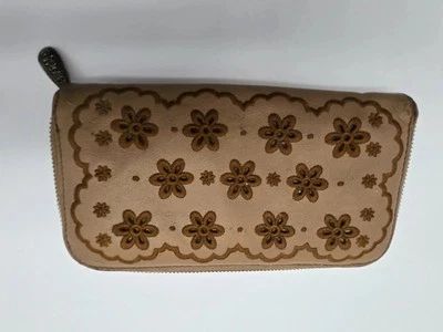 Cartera Brighton Stella de cuero tostado con ojales y flores  Foto 1 de 4