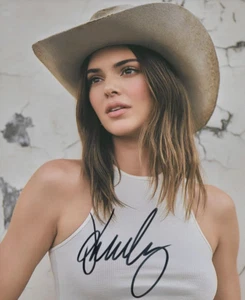 Kendall Jenner Signed 8 x 10 Photo w/ COA - Imagen 1 de 2