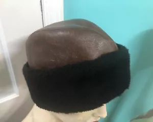 Gorra de invierno vintage de los años 60 para hombre de vinilo marrón e imitación de piel negra - Imagen 1 de 9