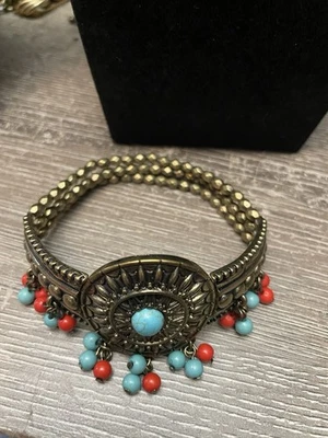 Brazalete Boho Tono Latón con Cuentas Rojo Turquesa Medallón Sunburst Foto 1 de 4