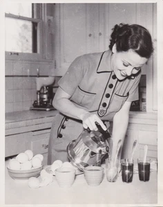 Foto de prensa de 1935 WAMPAS estrella actriz Barbara Kent tintes huevos de Pascua - Imagen 1 de 2