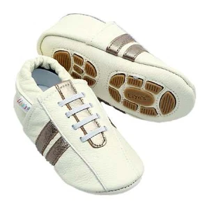 Liya's Hausschuhe Lederpuschen mit Teilgummisohle- #608 Sportlook in weiß/gold - Picture 1 of 3