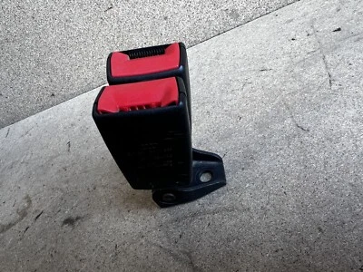 VOLKSWAGEN SCIROCCO MK3 2008 - 2014 FIVELA DE CINTO DE SEGURANÇA TRASEIRA DUPLA 8J8857739H - Imagem 1 de 4