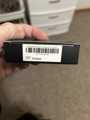 Tez Younique + polvo prensado en ojales Foto 1 de 2