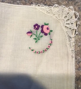 SCHÖNES VINTAGE BAUMWOLLE BESTICKT BLUMEN UND SPITZE TASCHENTUCH 8,5X9 1940ER JAHRE - Bild 1 von 3