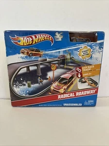 Hot Wheels 2010 Radical Roadway Playset: 1 Vehicle, Tracks & Accessories, NIB - Picture 1 of 5