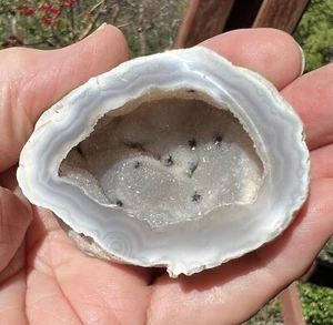 Geode half with drusy quartz inside, polished edge - Picture 1 of 3