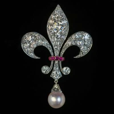 Broche antiguo flor de lis magníficamente modelado con gota de perlas, rubí rosa y circonita cúbica Foto 1 de 4