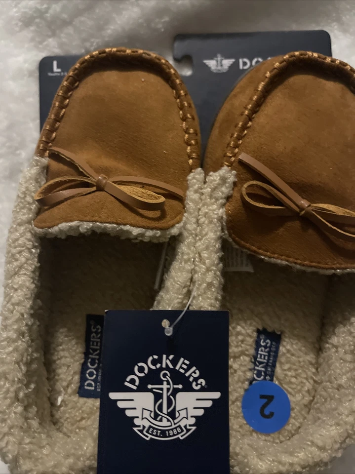Dockers kids size 2  memory foam slippers  Foto 1 de 4