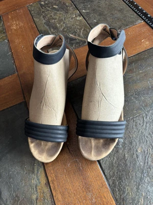 Tacón de cuña con correa al tobillo negro Lucky Brand Kellio 9,5 M para mujer Foto 1 de 4