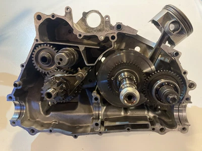 Arctic Cat 2003 Auto 500 4x4 FIS cárter lateral del conductor + pistón, engranajes y ejes Foto 1 de 4