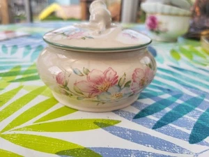 Scatola portagioie rotonda con coperchio vintage St Michael M&S Edwardian Lady cane rosa - Foto 1 di 12