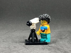 LEGO Collectible Minifigure: Astronomer Kid (col452) - Picture 1 of 4