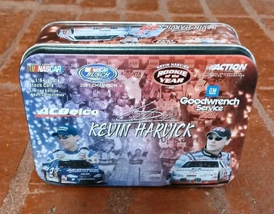 2001 Acción Kevin Harvick Novato del Año 1:64 Die-cast Juego de 2 coches en lata Foto 1 de 4