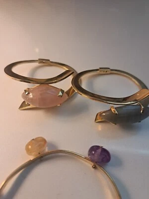 Hermoso grupo de 3 pulseras de disfraces con piedras de cuarzo y resina chapadas en oro Foto 1 de 2