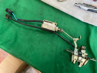 Alfa Romeo GTV y Spider 916 Tapa maletero bloqueo solenoide y captura Foto 1 de 4