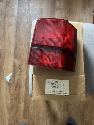 1988-1989 NOS Mercury Tracer Wagon diestro pasajeros conjunto de luces traseras. E8GY-13404-A Foto 1 de 4