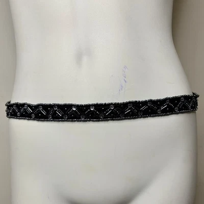 Cinturón de corbata de tela con cuentas de terciopelo negro  Foto 1 de 4