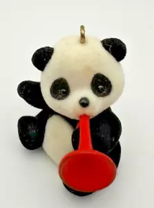 Hallmark Keepsake Ornamento Artesanal Trompeta Panda 1985 Sin Caja - Imagen 1 de 6