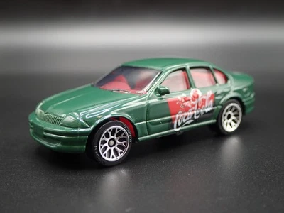 Modello Auto Diecast Diorama In Scala 1:64 Ford Falcon Coca Cola Verde 1998-2010 - Immagine 1 di 4