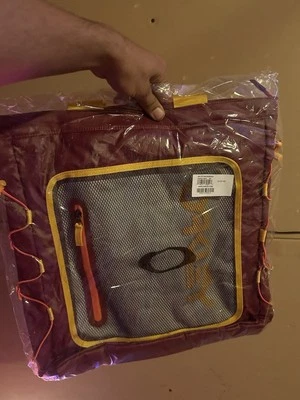 Mochila OAKLEY 90'S TOTE BAG NOVA 921527-4ST Sundried Tomato nova com etiquetas 16x15x2 - Imagem 1 de 2
