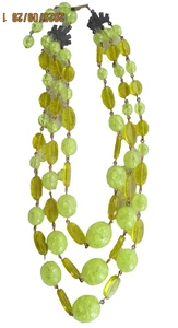 Collana vintage 3 fili di perle in vetro giallo lucido 19" più 2,5" a chiusura - Foto 1 di 3