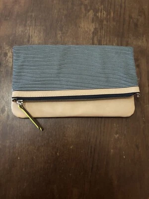 Bolso sin asas Stella And Dot a rayas blancas y negras con detalles de cuero tostado claro Foto 1 de 4