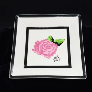 BETSEY JOHNSON Plato Cuadrado de Cerámica Baratija Rosa XOX Punk Princesa - Imagen 1 de 7