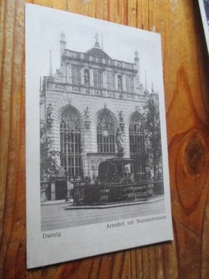 DANZIG ARTUSHOF MIT NEPTUNSBRUNNEN POSTKARTE 345 DANZIGER VERL:GES: GOTTHEIL - Bild 1 von 2
