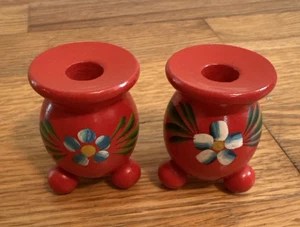 Candelabros de madera roja margarita pintada de arte popular sueco pequeño vintage pies de bola - Imagen 1 de 8
