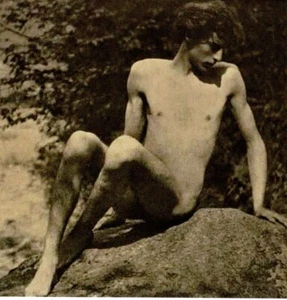 Slender Man Sitting on a Rock Sunning 19th Century colección de fotos gay 4 x 6 - Imagen 1 de 1