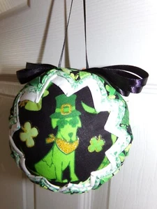Grüner HUND gekleidet für St. Patricks Day, 4 Zoll Stoff runde Ball Ornament - Bild 1 von 2