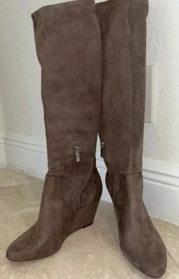 Botas altas Jessica Simpson de gamuza topo con cuña talla 9 Foto 1 de 4