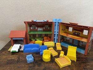 Casa Tudor vintage Fisher Price Little People Family #952 con muebles coche - Imagen 1 de 8
